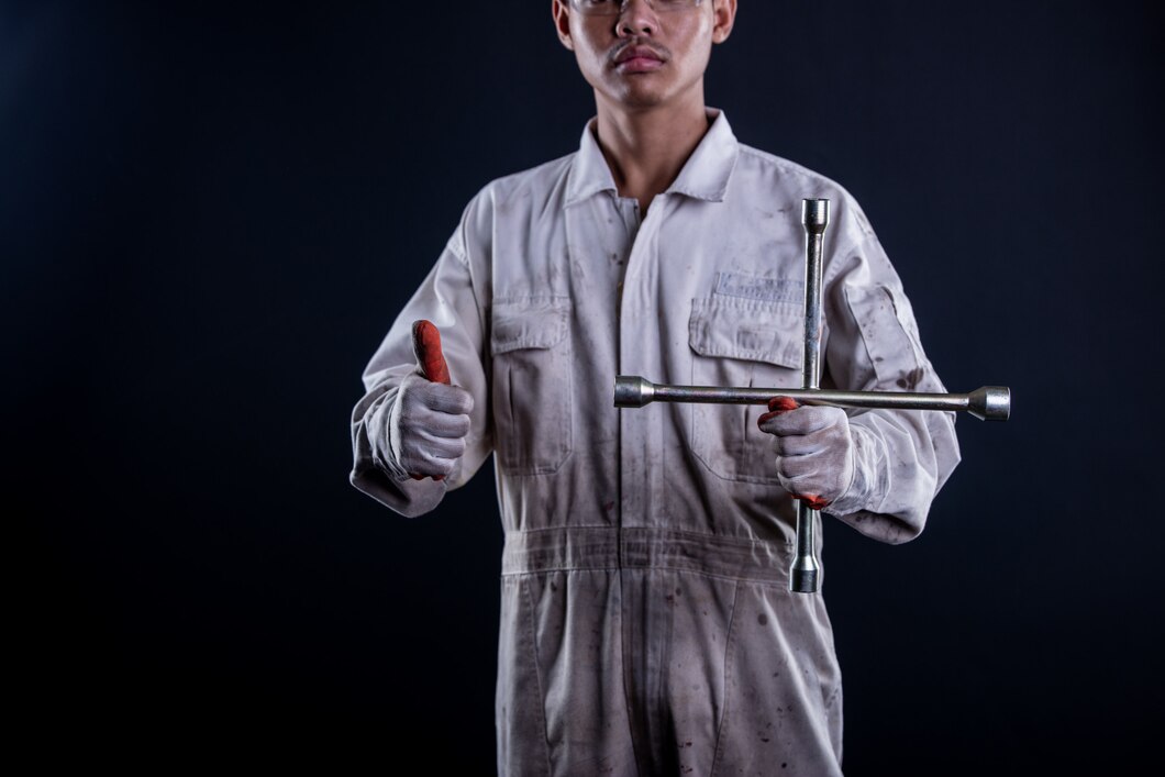 mecanico automoviles uniforme blanco sosteniendo llave inglesa 1150 16604